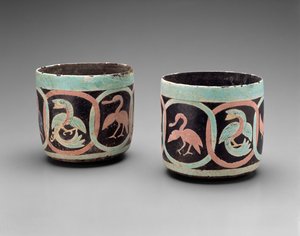 Kartuşlarda Kuşlu Kaseler, Guatemala, Orta Klasik, 500-700 (boyalı sıvalı toprak kap) by Mayan